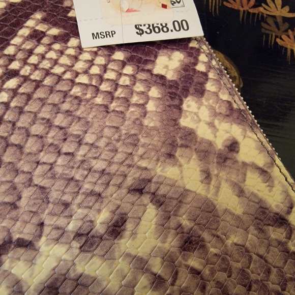 Michael Korrs purse with cosmetic bag and cover - Picture 6 of 7